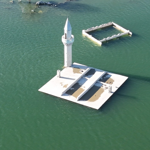 Kars'ta sular çekildi, eski köy ortaya çıktı