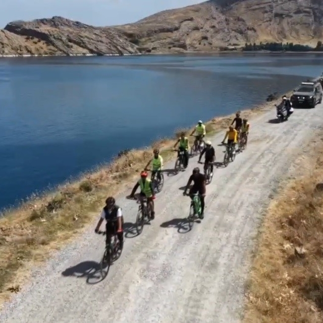Doğaseverler Van Gölü'nün saklı cennetine pedal çevirdi