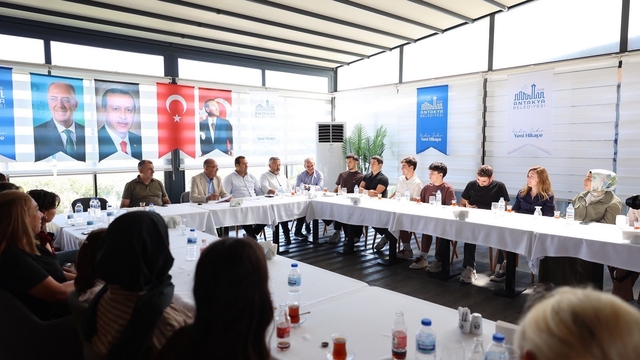 Başkan İbrahim Naci Yapar, YKS'de dereceye giren öğrencilerle bir araya geldi