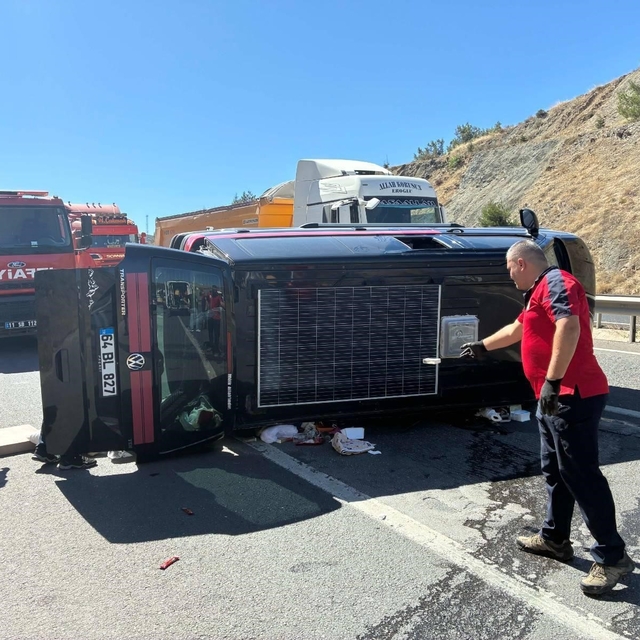 Bilecik'te ticari araç devrildi: 3 yaralı