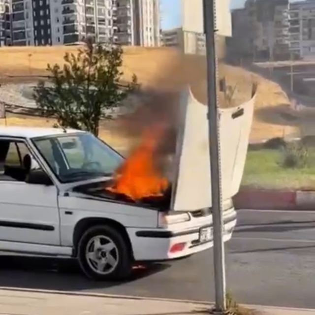 Siirt'te seyir halindeki otomobil alev aldı, yangını belediye otobüs şoförü...