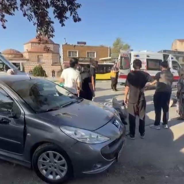 Araca çarpmamak için manevra yapan motosikletteki 2 genç yaralandı