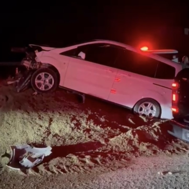 Kontrolden çıkan otomobil kum rampada asılı kaldı