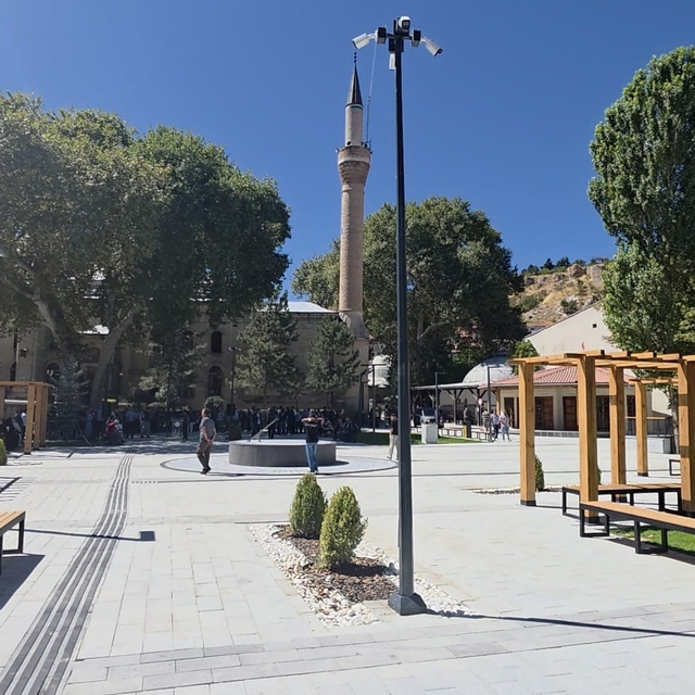 Kütahya'da tarihi doku korunarak Ulu Cami Meydanı yenilendi