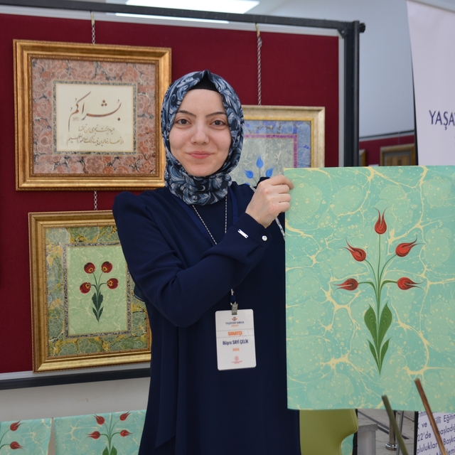 Lisede yolunun kesiştiği bir öğretmeni sonrası bu sanata başladı
Ebru sanat...