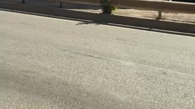 Ters şeride giren servis minibüsü tehlike saçtı