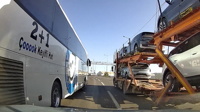 Ani şerit değişikliği faciaya davetiye çıkardı: Kazaya ramak kala
Otobüsün tehlikeli manevrası kameraya yansıdı: Otomobili sıkıştırdı
Tır ile otobüsün arasında kalan otomobil kazadan kıl payı kurtuldu