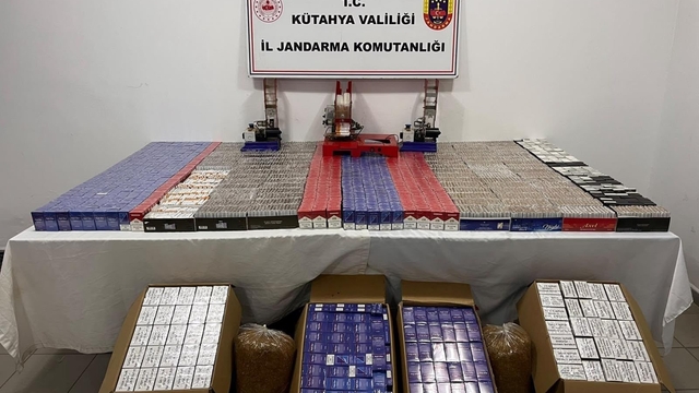 Simav'da jandarmadan kaçakçılık operasyonu, binlerce paket sigara ve makaron ele geçirildi