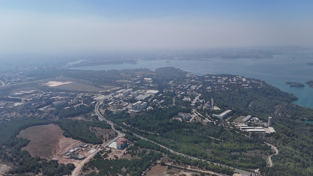 Adana'daki orman yangını uydudan bile görünüyor
Prof. Dr. Başıbüyük: "Yangın nedeniyle hava kirliliği çok geniş alanlara yayıldığı için uydu fotoğraflarından da görülebiliyor"
Adana'da orman yangını kent merkezinde hava kalitesini etkiledi
