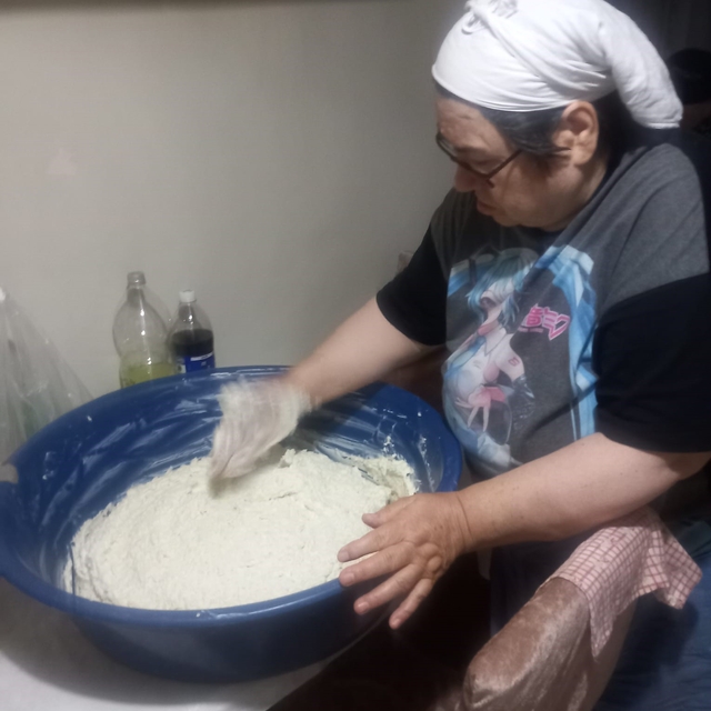 Ailesinin kışlık yiyeceklerinin neredeyse tamamını kendisi üretiyor
Yaptığı...