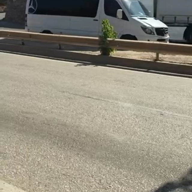 Ters şeride giren servis minibüsü tehlike saçtı