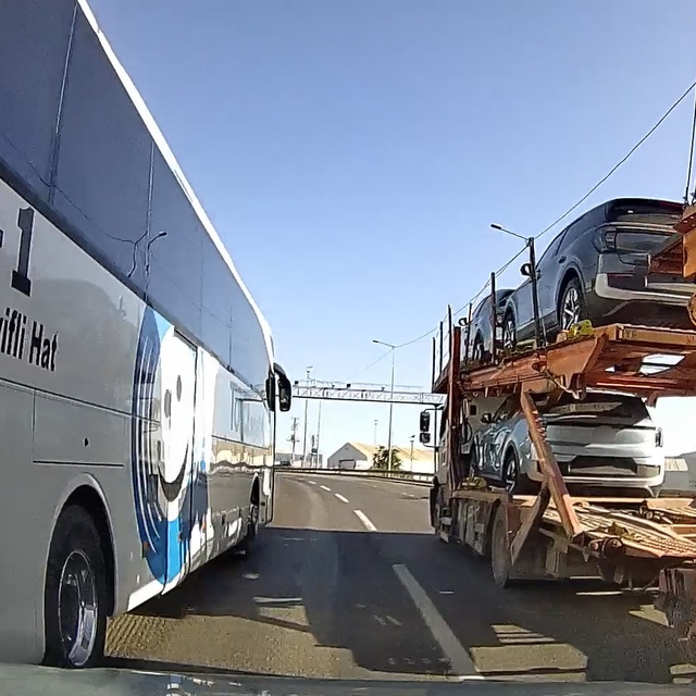 Ani şerit değişikliği faciaya davetiye çıkardı: Kazaya ramak kala
Otobüsün...