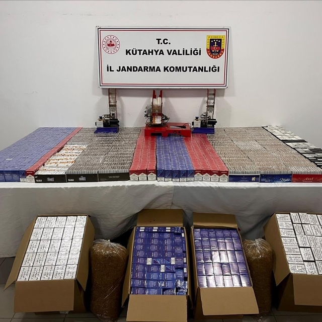 Simav'da jandarmadan kaçakçılık operasyonu, binlerce paket sigara ve makaro...
