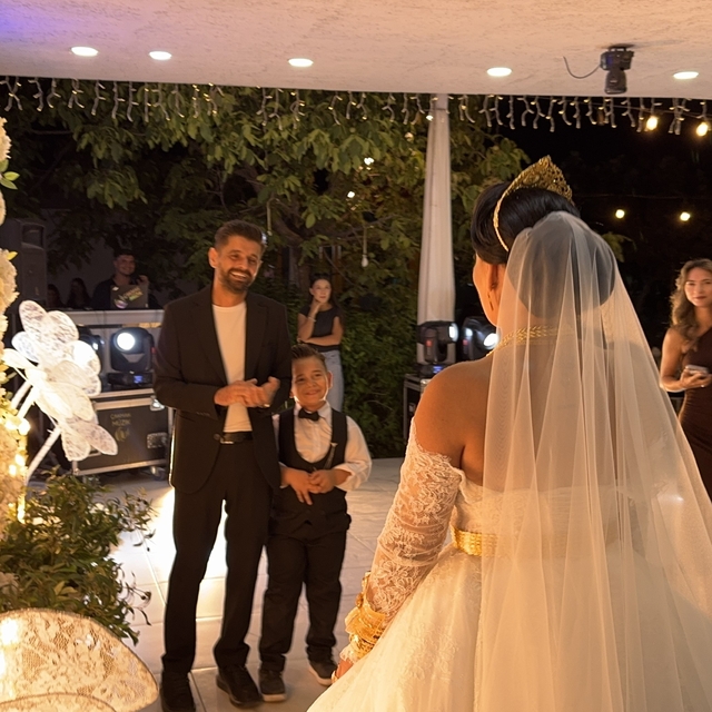 10 yıllık evlilikte sürpriz: Yeniden gelinlik giyip nikah tazeledi
10 yıl s...