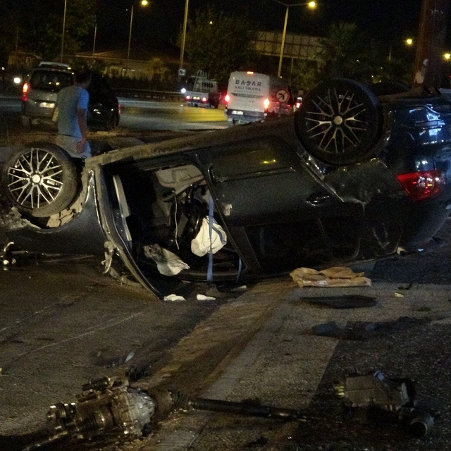 Otomobil takla attı, motoru yola fırladı: 2 yaralı