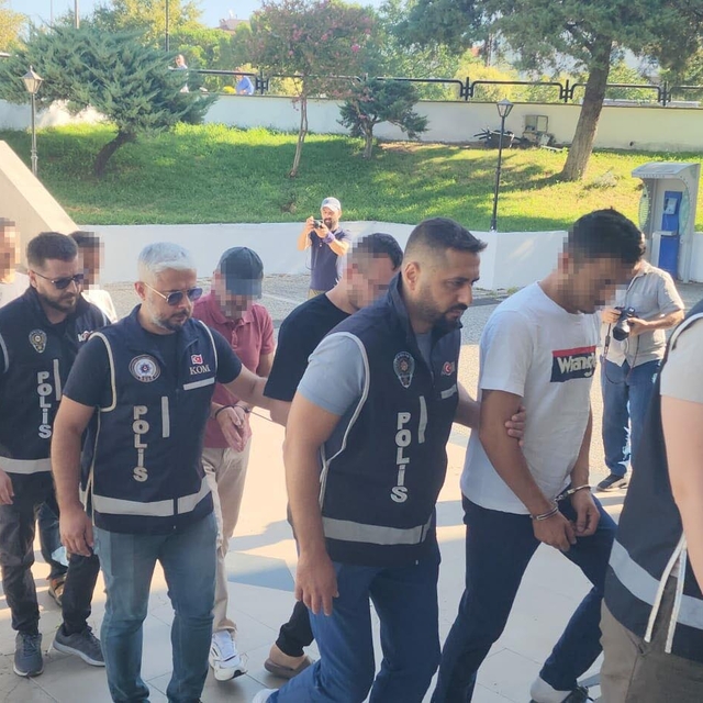 Datça'da teknede yakalanan 9 FETÖ şüphelisi ve kaptan adliyeye sevk edildi