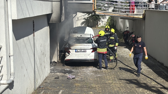 Garajda hava kompresörü yangın çıkarttı, otomobil ve apartman hasar aldı: 3 kişi dumandan etkilendi