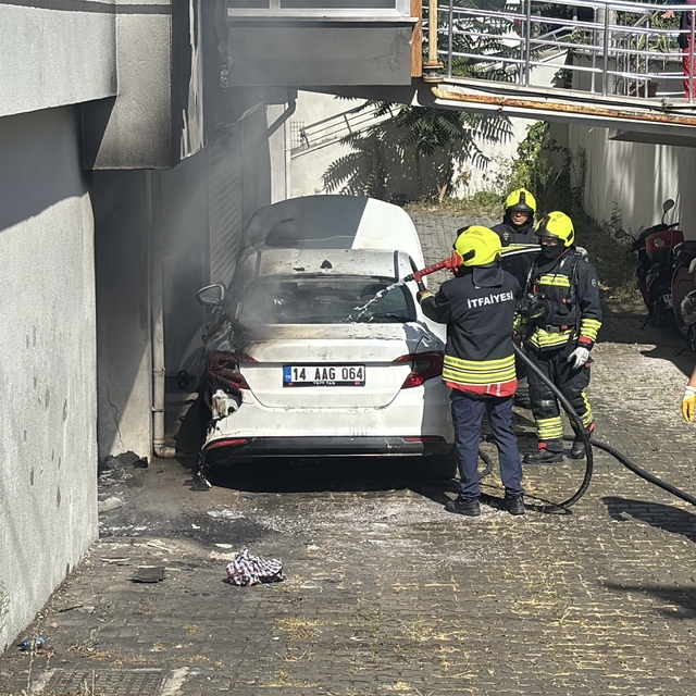 Garajda hava kompresörü yangın çıkarttı, otomobil ve apartman hasar aldı: 3...