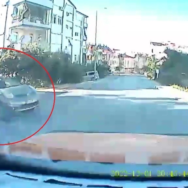 Antalya'da otomobilin taksiye çarptığı kaza anı araç kamerasına yansıdı