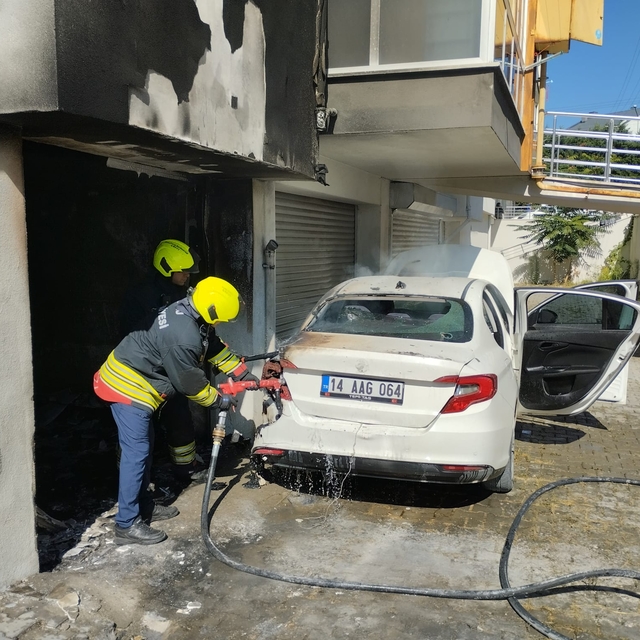 Garajda çıkan yangın otomobile sıçradı; 1 kişi yaralandı, 2 kişi dumandan e...