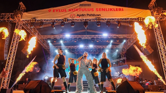 Menemen'de on binler Sefo ile coştu