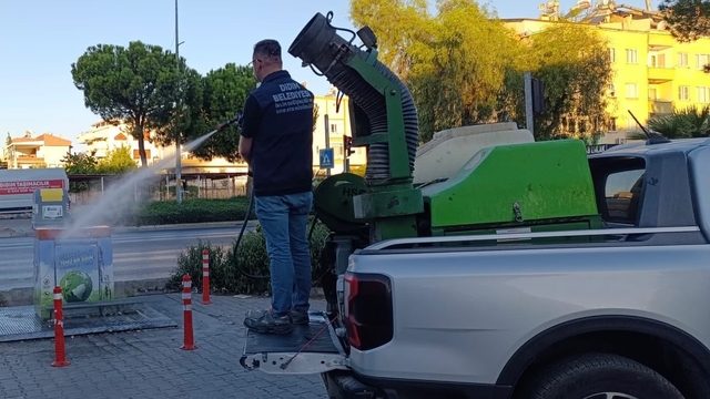 Didim'de çöp konteynerleri ve çöp kutuları düzenli olarak ilaçlanıyor