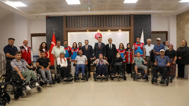 Niğde'de engelli vatandaşlara 21 akülü tekerlekli sandalye desteği