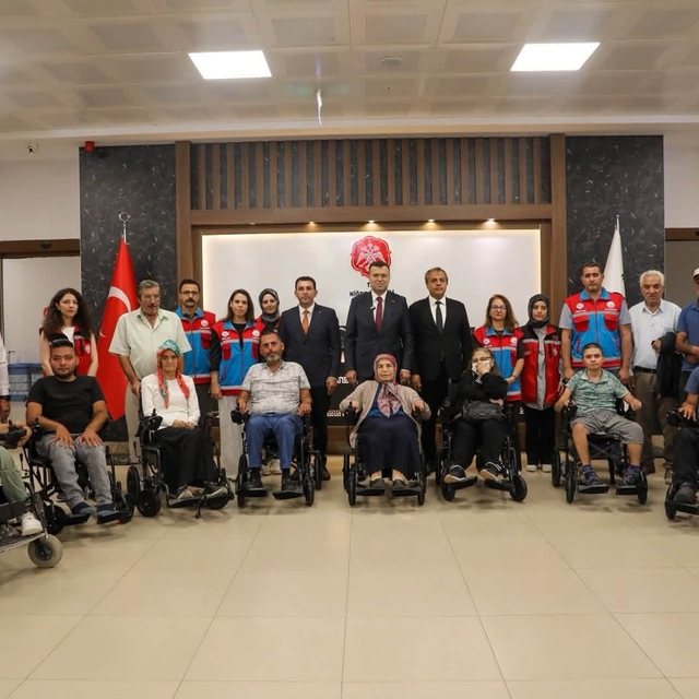 Niğde'de engelli vatandaşlara 21 akülü tekerlekli sandalye desteği