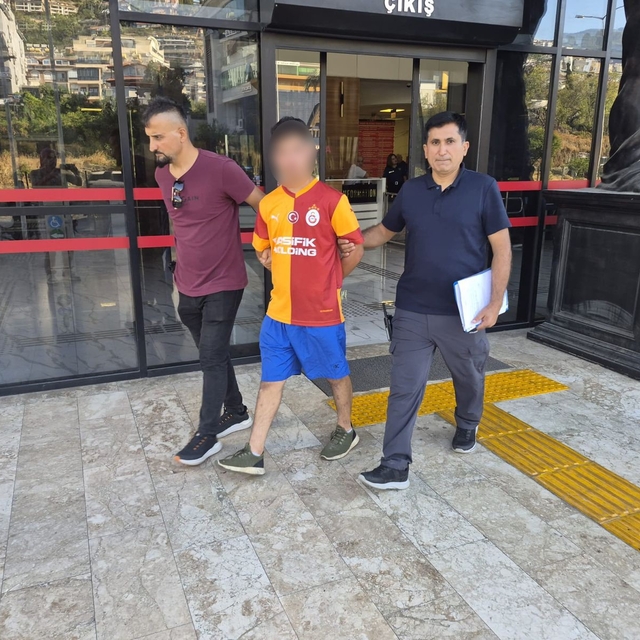 Kadın turisti bıçakla yaralama ve cinsel istismar iddiasıyla 17 yaşındaki ç...