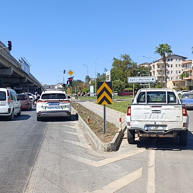 Yol kenarındaki kamyonet ekipleri alarma geçirdi, gerçek ise apayrı çıktı
Y...