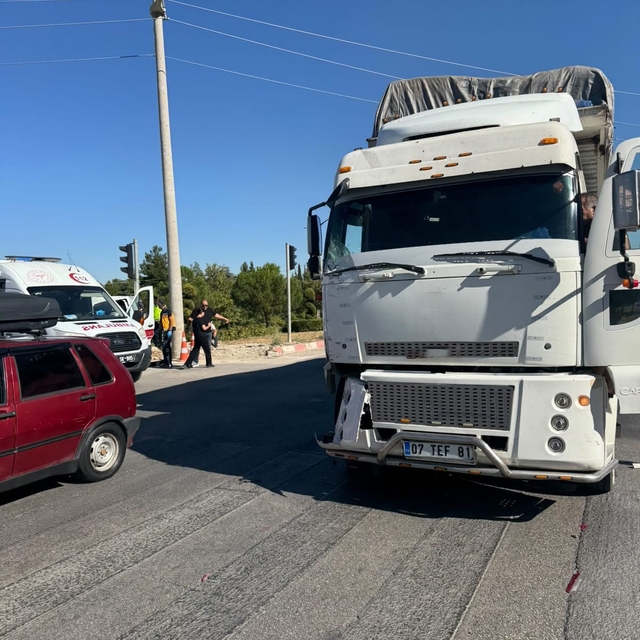 Burdur'da hafif ticari araç ile kamyon çarpıştı: 4 yaralı