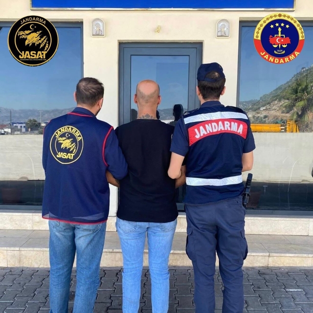 Antalya'da JASAT'tan aranan şahıslara operasyon düzenlendi