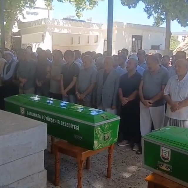Kazada ölen aynı aileden 4 kişi defnedildi
Şanlıurfa'daki kazada hayatını k...