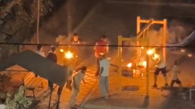 Tutuşturdukları sopalarla parktaki çocukları korkuttular