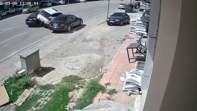 Elazığ'da bir gün arayla aynı yerde 2 kaza kameralara yansıdı