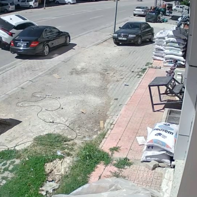 Elazığ'da bir gün arayla aynı yerde 2 kaza kameralara yansıdı
