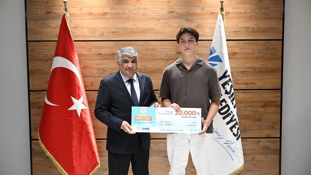 Yeşilyurt Belediyesi'nden YKS derecesi yapan 31 öğrenciye başarı ödülü