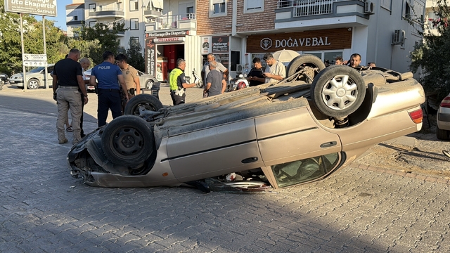 Kamyonet ile çarpışan otomobil ters döndü: 1 yaralı
Üç aracın hasar gördüğü kaza anı güvenlik kamerasına yansıdı