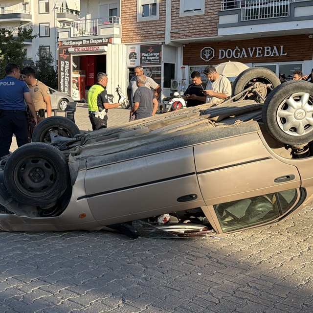 Kamyonet ile çarpışan otomobil ters döndü: 1 yaralı
Üç aracın hasar gördüğü...