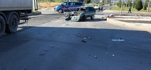 Gediz'de tır ile otomobilin karıştığı trafik kazasında 2 kişi yaralandı