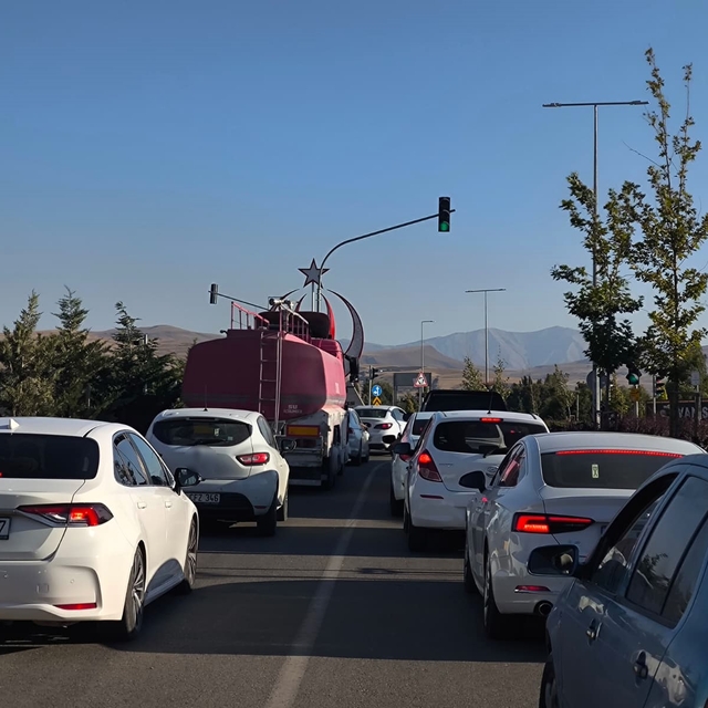 Van Gölü sahil yolunda tehlike büyüyor
Ağır tonajlı araçlar ve motosikletle...