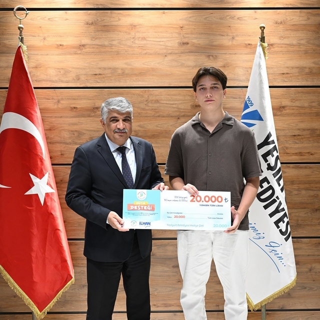 Yeşilyurt Belediyesi'nden YKS derecesi yapan 31 öğrenciye başarı ödülü