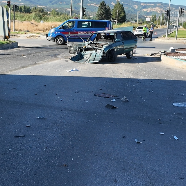 Gediz'de tır ile otomobilin karıştığı trafik kazasında 2 kişi yaralandı