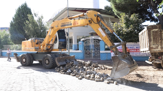 İstiklal Mahallesi'nde yol yenileme çalışmaları başladı