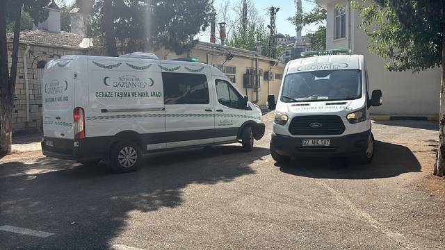 Halı yıkarken elektrik akımına kapılan 2 kadının cenazesi teslim edildi
Damda halı yıkarken elektrik akımına kapılan 2 kadın hayatını kaybetti