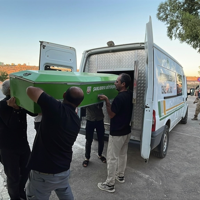Taziye ziyareti dönüşü kazada ölen çift ile 2 çocuğu toprağa verildi