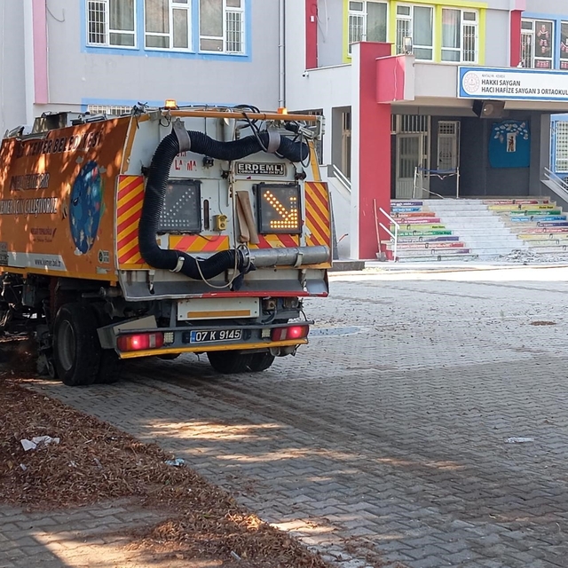 Kemer'de okul bahçelerinde yeni eğitim yılı öncesi temizlik çalışması