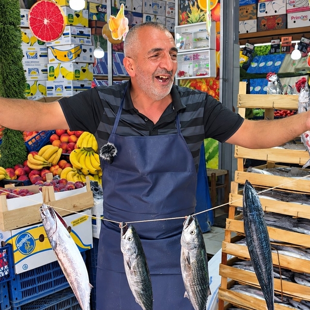 Düzce'de taze balıkları göstermek için hem palamutları oynattı hem kendisi...