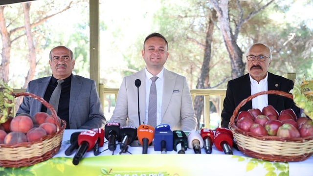 Başkan Dere; "Sürdürülebilir üretim için kalıcı çözümler gerekiyor"
Çivril'de meyve fiyatları yarı yarıya düştü