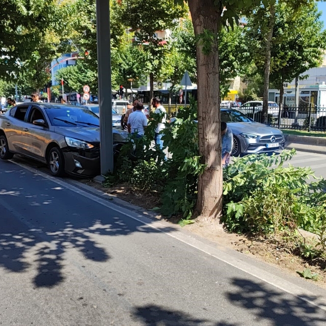 Batman'da kontrolden çıkan otomobil ağaca çarptı: 1 yaralı